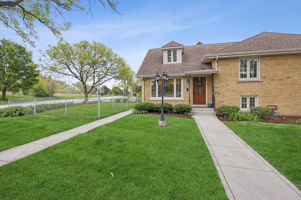 $3,200 | 4409 Clausen Avenue, Unit 4409, Western Springs, IL 60558