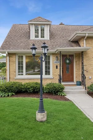 $3,200 | 4409 Clausen Avenue, Unit 4409, Western Springs, IL 60558