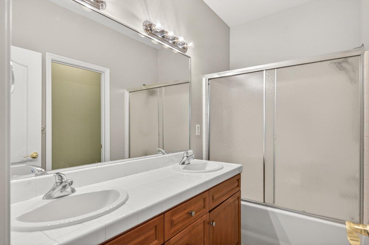 714 West Riviera Lane Clovis, CA 93619 - Photo 24 of 35 Upstairs Hall Bath