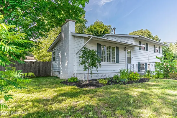 $2,900 | 297 West Circular Street, Saratoga Springs, NY 12866