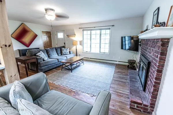 $2,900 | 297 West Circular Street, Saratoga Springs, NY 12866
