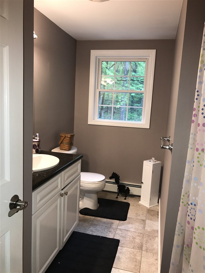 28 Gulf Road Derry, NH 03038 - Photo 17 of 24