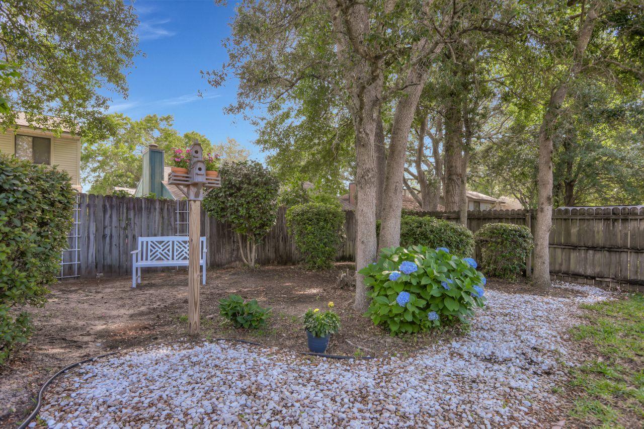 519 Springwood Way Niceville, FL 32578 - Photo 18 of 22 Landscaping
