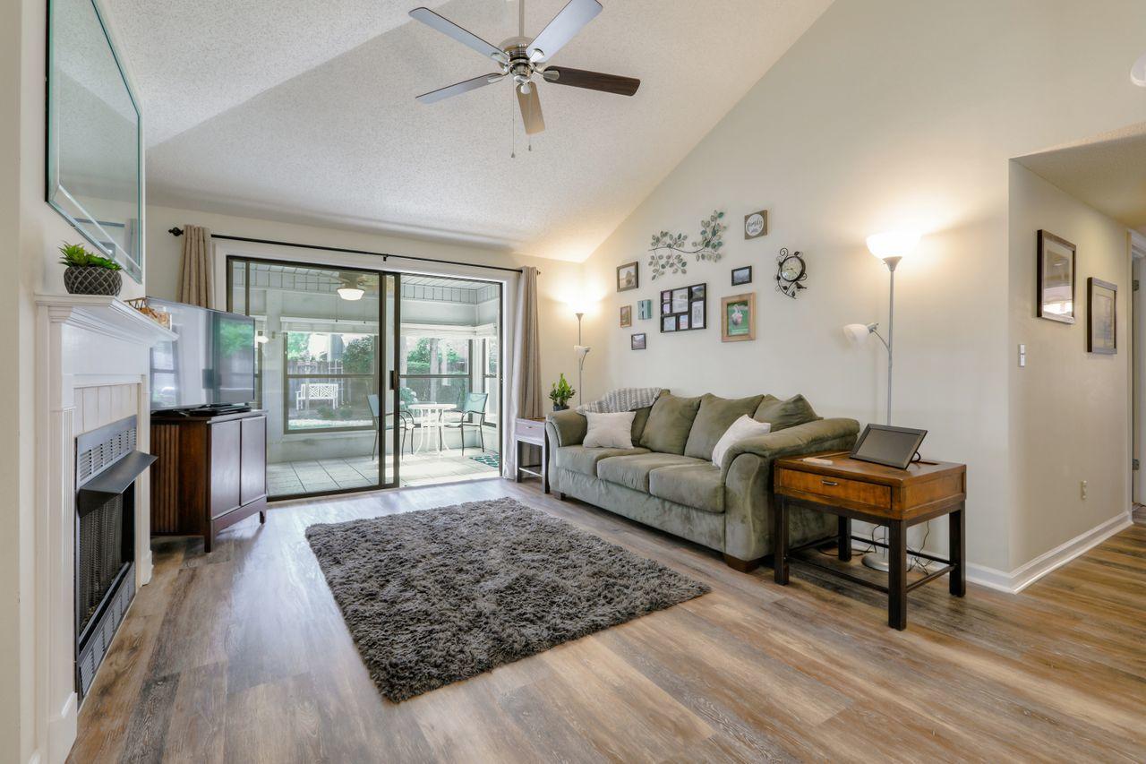 519 Springwood Way Niceville, FL 32578 - Photo 2 of 22 Living Room