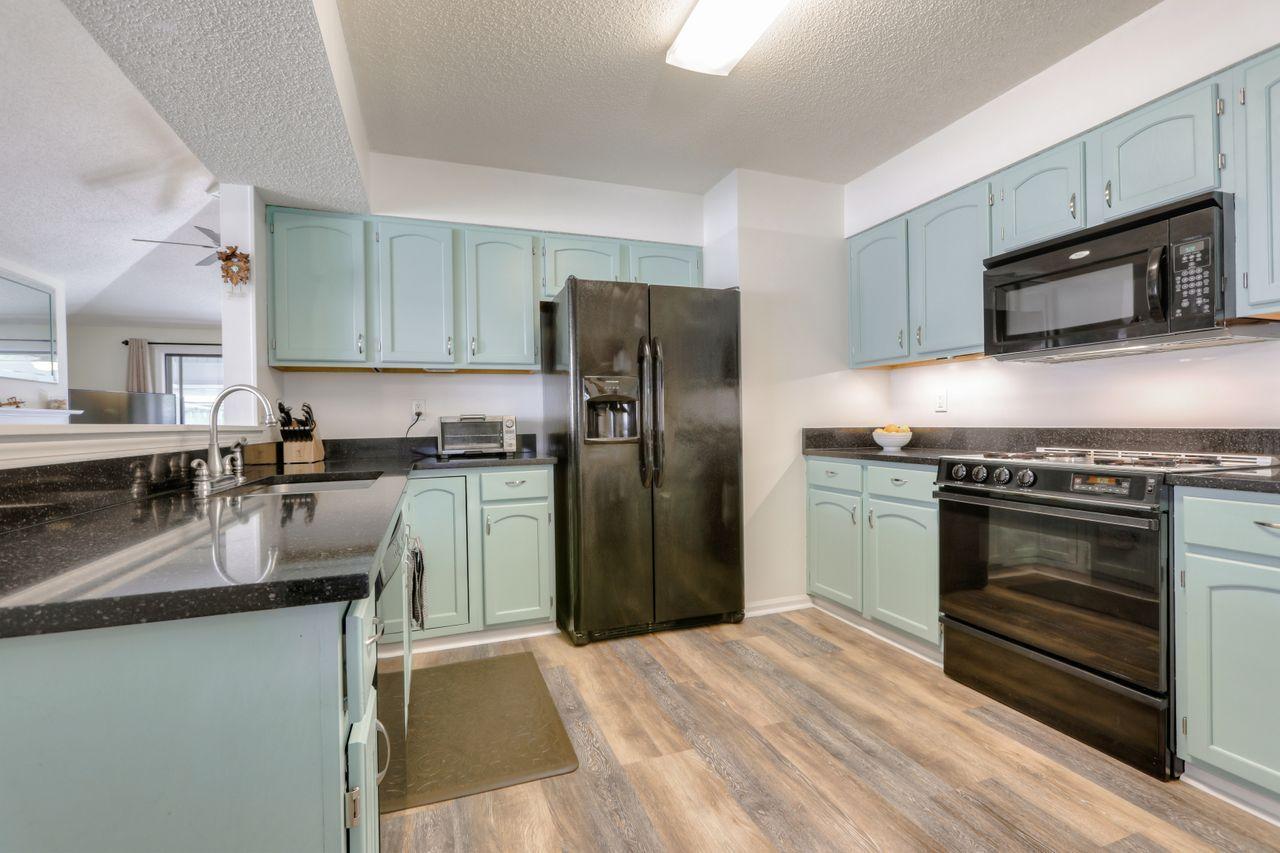 519 Springwood Way Niceville, FL 32578 - Photo 5 of 22 Kitchen