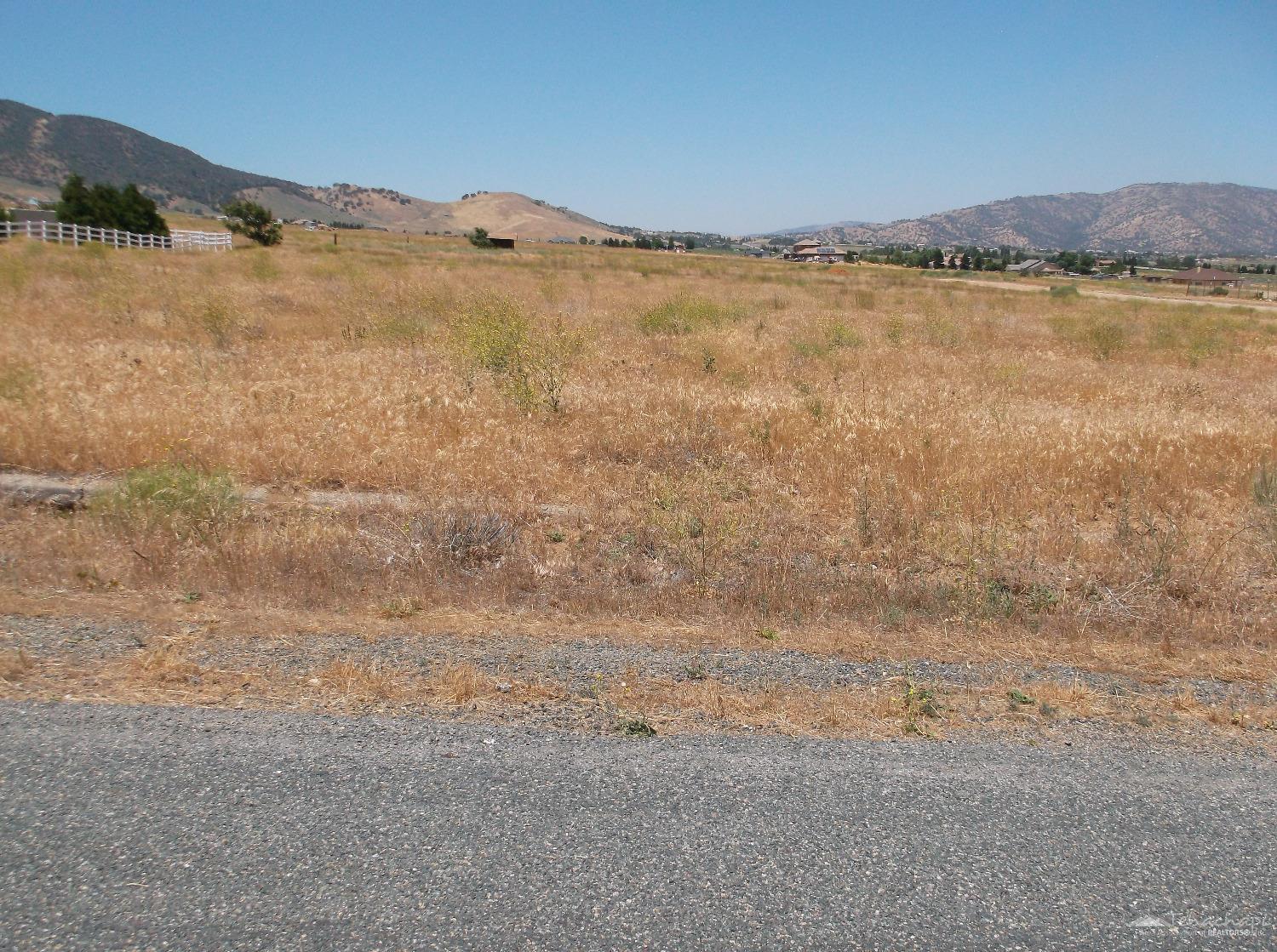 0 Sioux Street Tehachapi, CA 93561 - Photo 11 of 11 View looking west across the lot