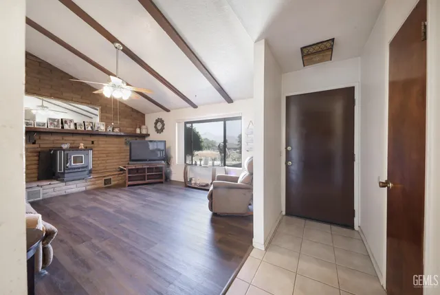 a view of a livingroom with furniture and a ceiling fan