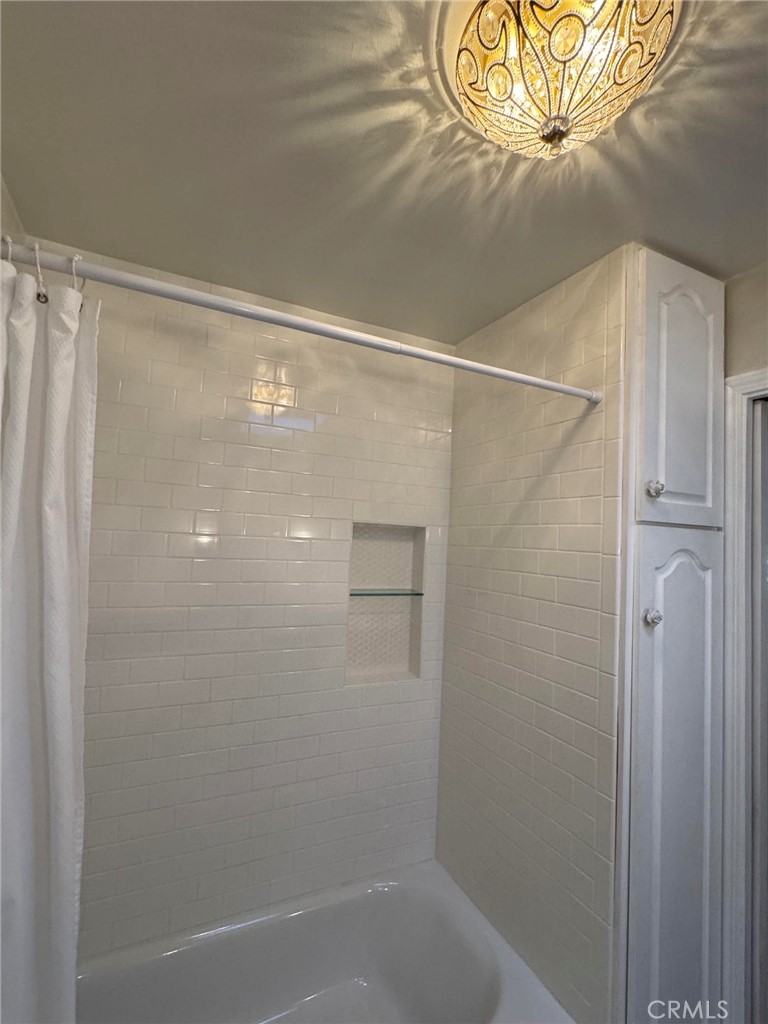 1273 South Rice Road, Unit 11 Ojai, CA 93023 - Photo 40 of 65 Primary Bedroom En-Suite Shower/Tub
