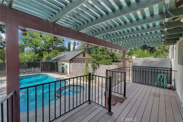 a view of a backyard