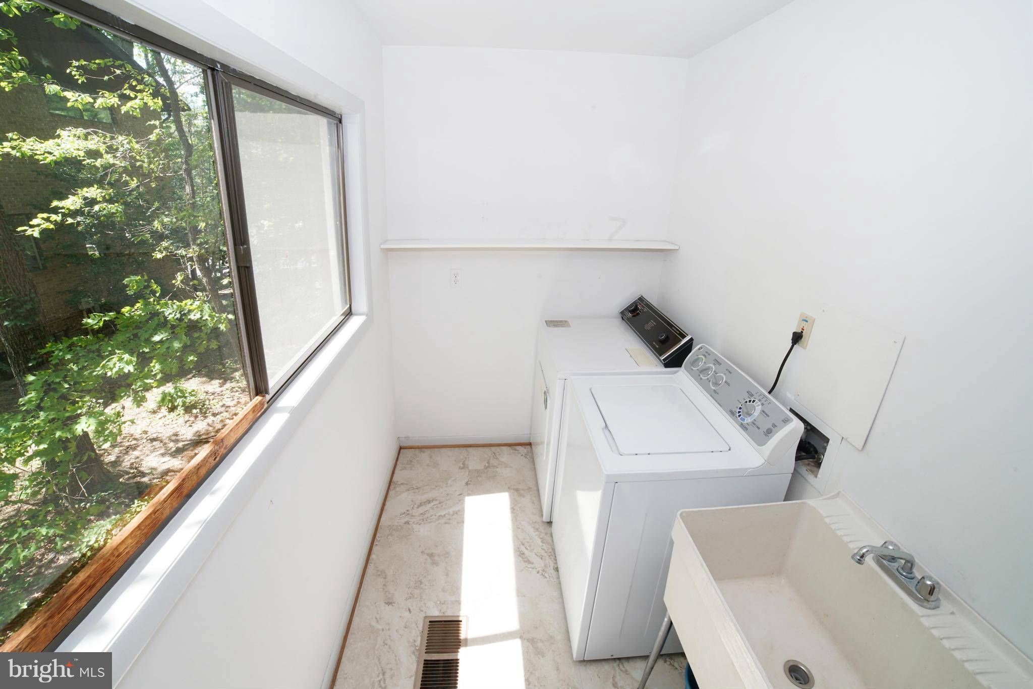 2108 Lirio Court Reston, VA 20191 - Photo 14 of 20 Interior (General)