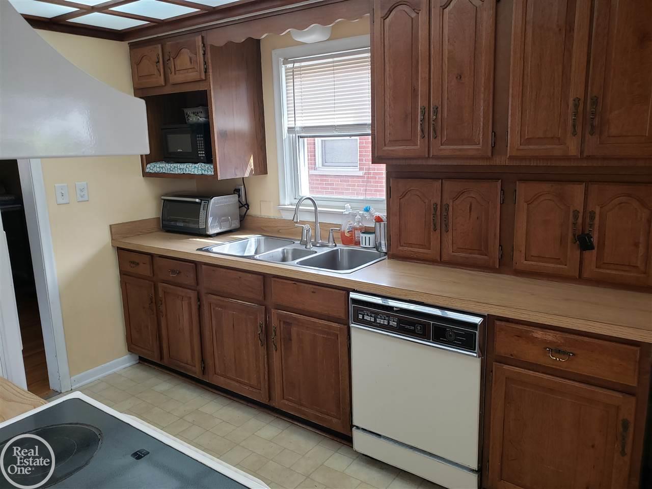 31517 Kelly Road Fraser, MI 48026 - Photo 6 of 27 Kitchen