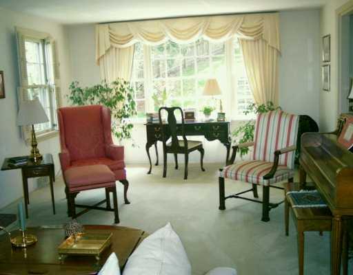 739 Pinetree Road Mt. Lebanon, PA 15243 - Photo 2 of 8 Living Room.
