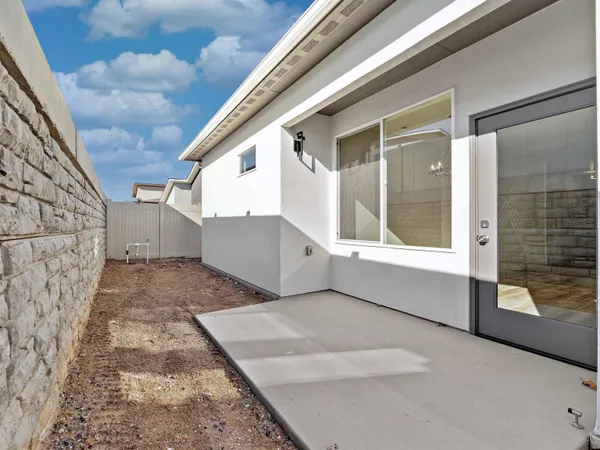 a view of back yard of the house