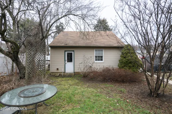 a view of a house with backyard
