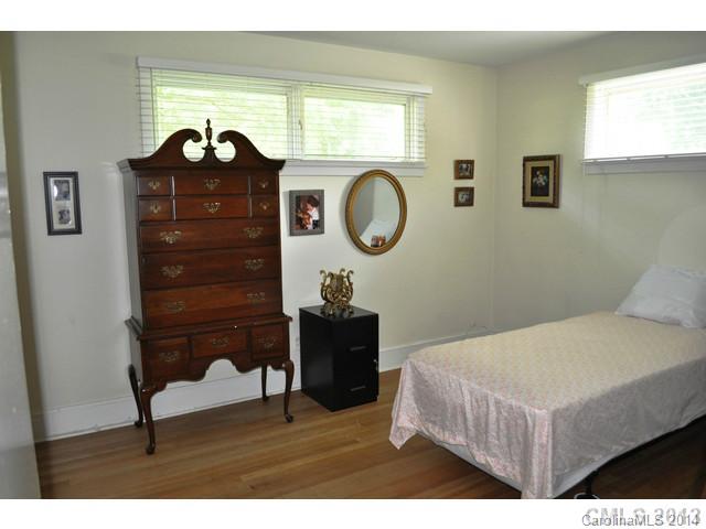 4223 Cheltenham Road, Unit 4223 Charlotte, NC 28211 - Photo 5 of 16 a bedroom with a bed and a closet