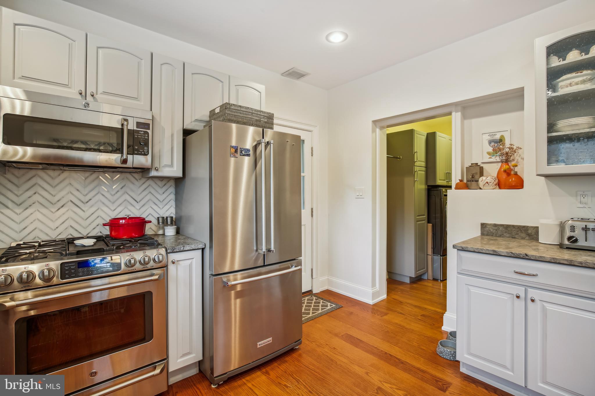 407 Lanark Way Silver Spring, MD 20901 - Photo 16 of 62 Gas range