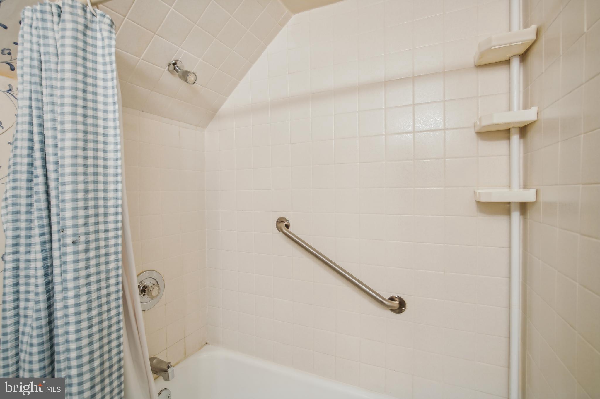 407 Lanark Way Silver Spring, MD 20901 - Photo 46 of 62 Tub/shower combination in upper level bath