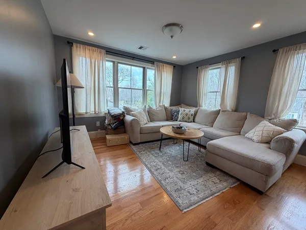 $2,800 | 324 East Street, Unit 2, East Walpole, MA 02032