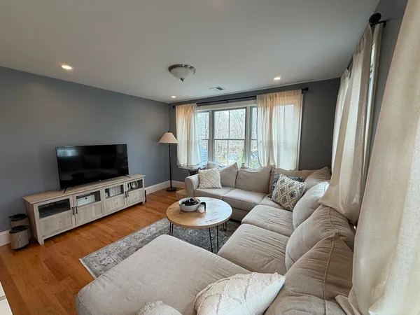 $2,800 | 324 East Street, Unit 2, East Walpole, MA 02032