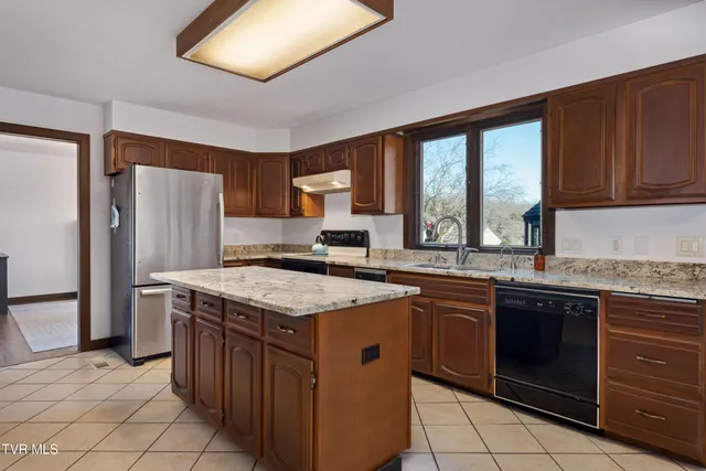 $300,000 | 15 Crown Circle, Unit 15, Kingsport, TN 37660