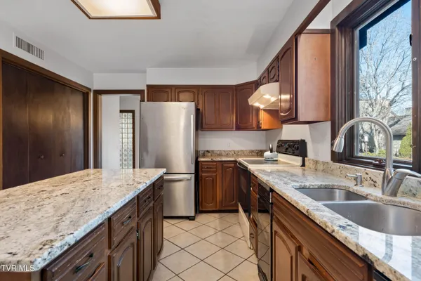 $289,000 | 15 Crown Circle, Unit 15, Kingsport, TN 37660