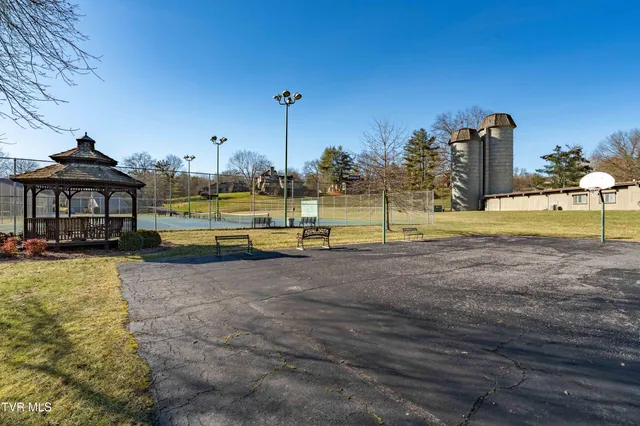 $300,000 | 15 Crown Circle, Unit 15, Kingsport, TN 37660