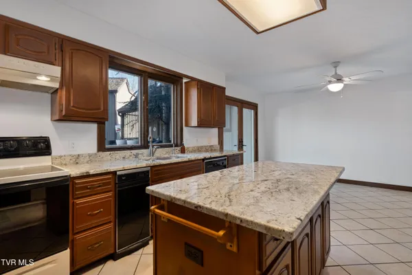 $289,000 | 15 Crown Circle, Unit 15, Kingsport, TN 37660