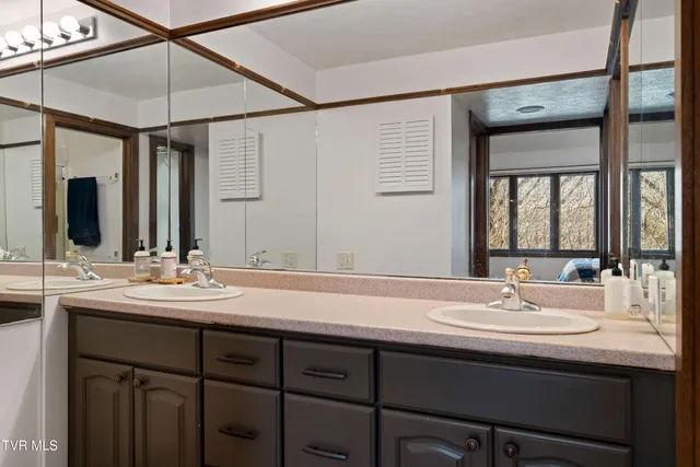 $300,000 | 15 Crown Circle, Unit 15, Kingsport, TN 37660