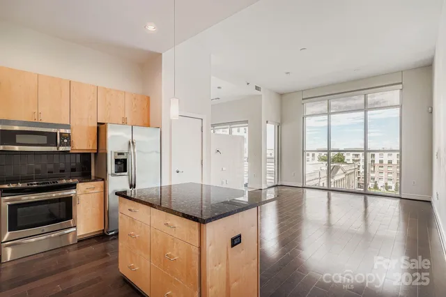 $330,000 | 333 West Trade Street, Unit 505, Charlotte, NC 28202