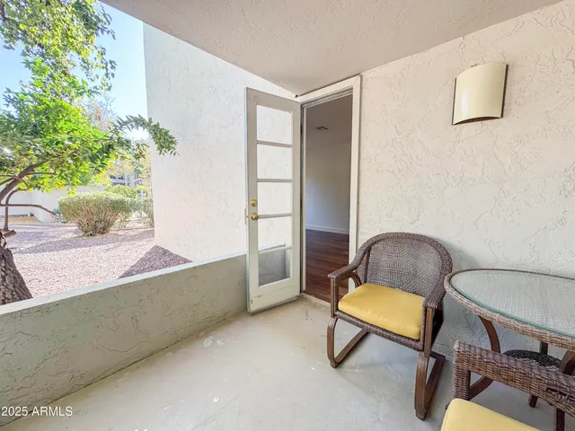 a street sign on the side of a building