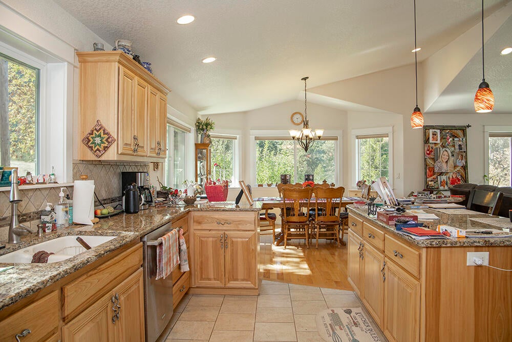 165 Hogan Road Jacksonville, OR 97530 - Photo 9 of 56 9