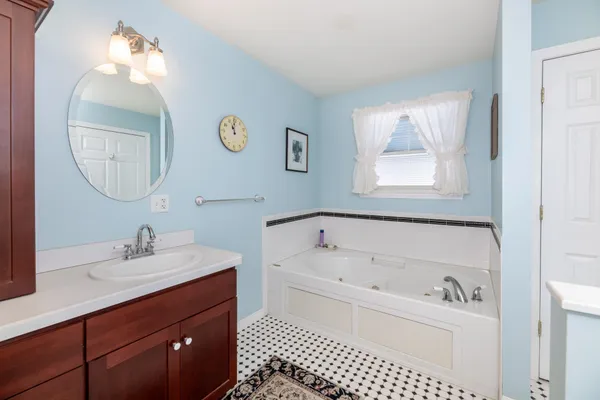 $949,000 | 8 Oak-Knoll Road, Meredith, NH 03253