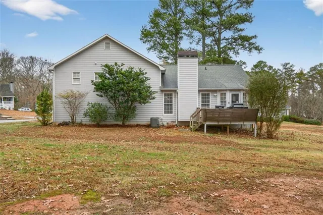 a view of a house with a yard