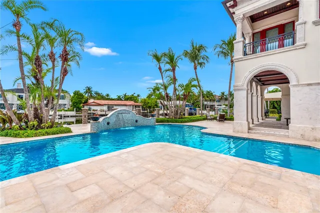 a en suite bathroom with a sink and a mirror