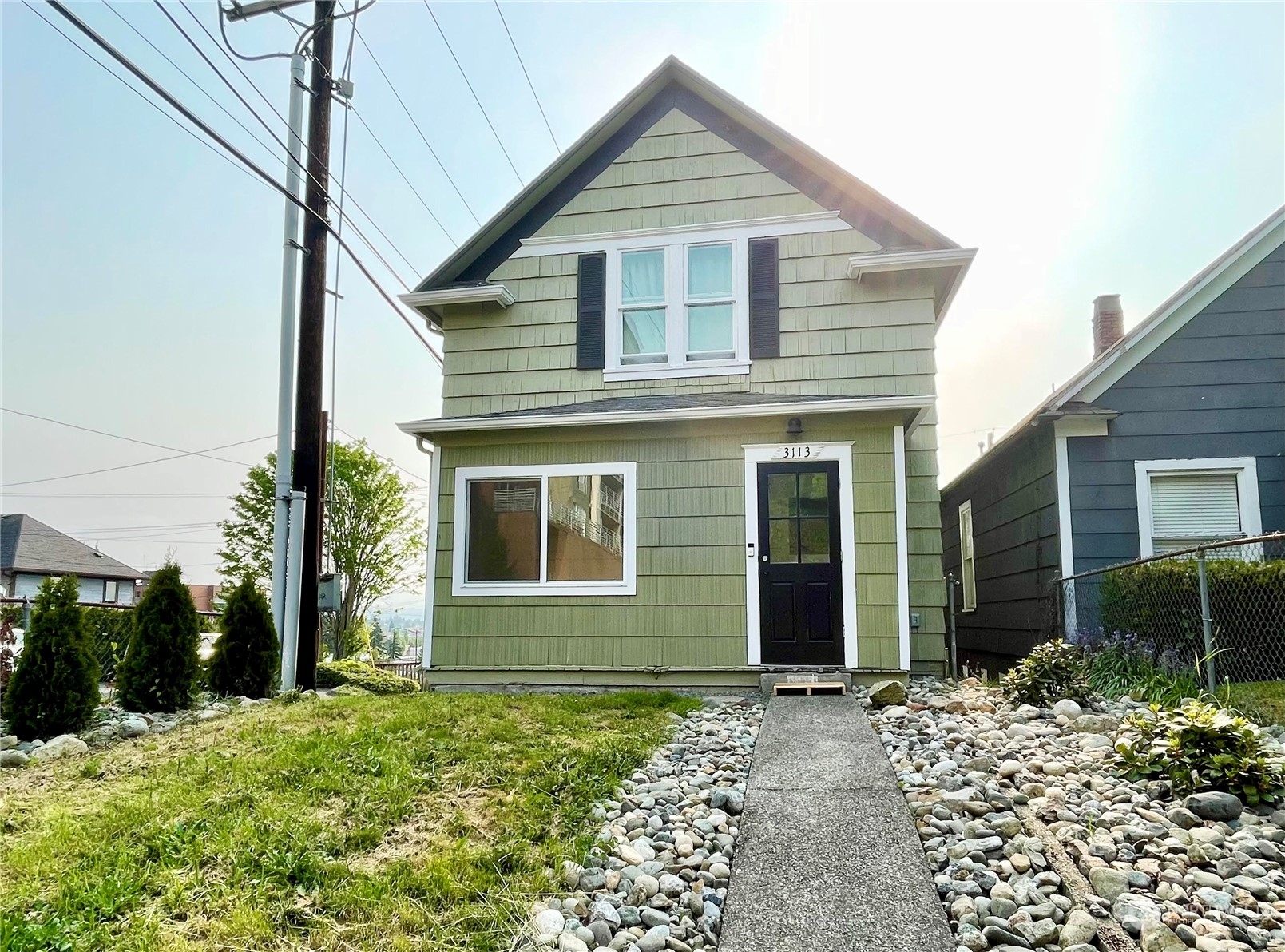 a view of a house with a yard