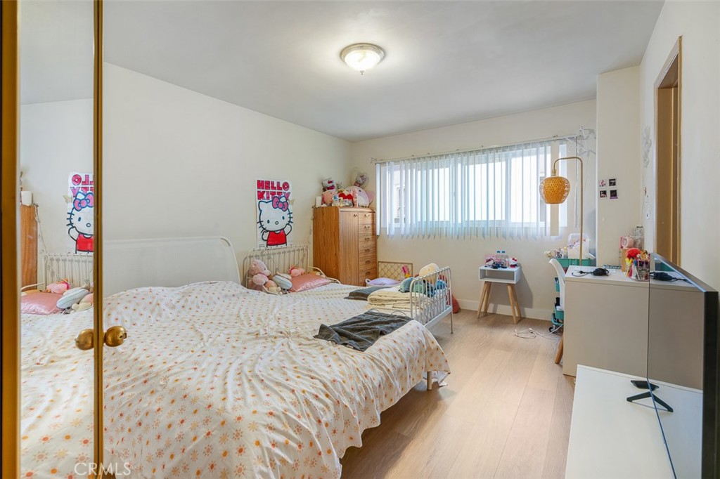 259 North Euclid Avenue Pasadena, CA 91101 - Photo 32 of 33 a bedroom that has a bed and a desk in it