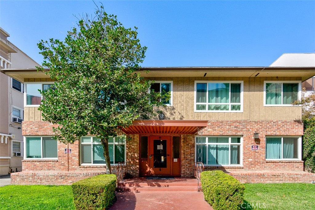 259 North Euclid Avenue Pasadena, CA 91101 - Photo 8 of 33 a view of a house with a garden