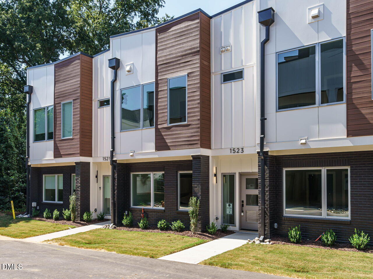 002-1280x960-corner-view