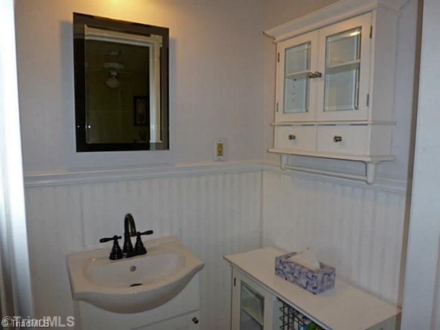 1147 Huntingdon Road Winston-Salem, NC 27104 - Photo 13 of 16 Master Bath/Spa.
