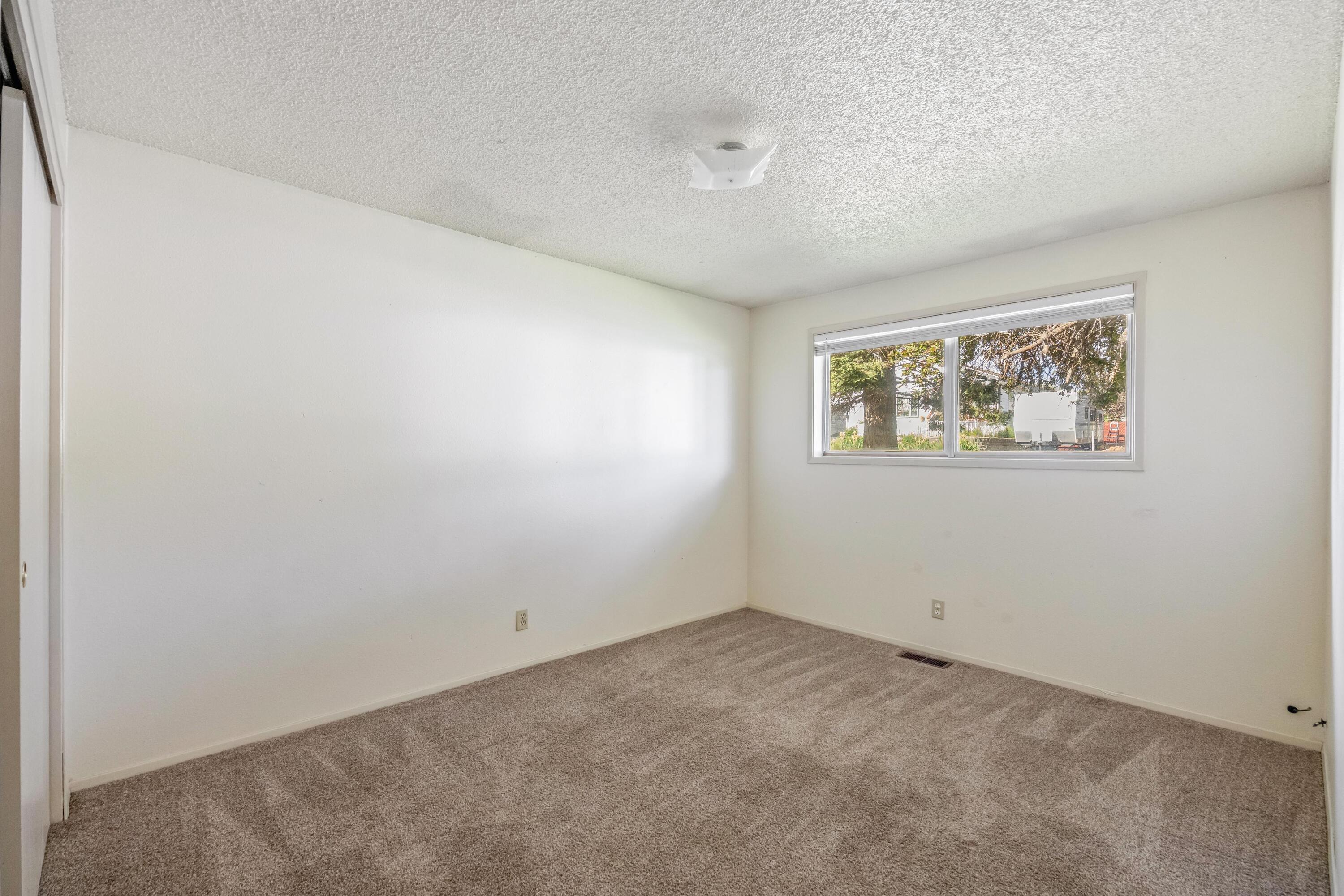 563 Southwest 2nd Street Madras, OR 97741 - Photo 9 of 26 09