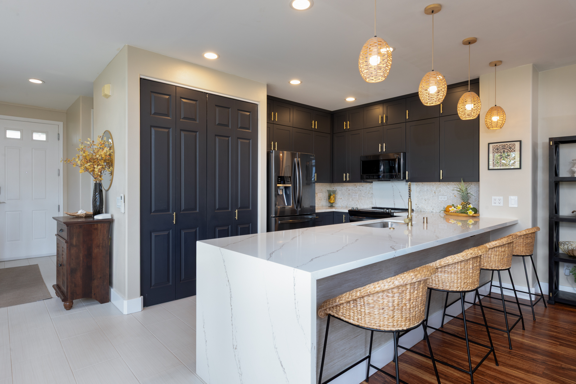 75-6009 Alii Drive, Unit A4 Kailua-Kona, HI 96740 - Photo 11 of 27 a large kitchen with a table and chairs