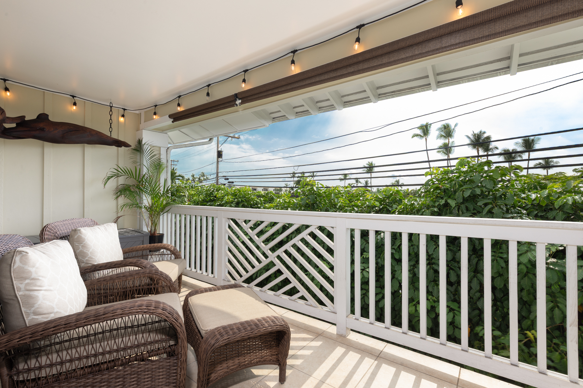 75-6009 Alii Drive, Unit A4 Kailua-Kona, HI 96740 - Photo 16 of 27 a balcony with furniture