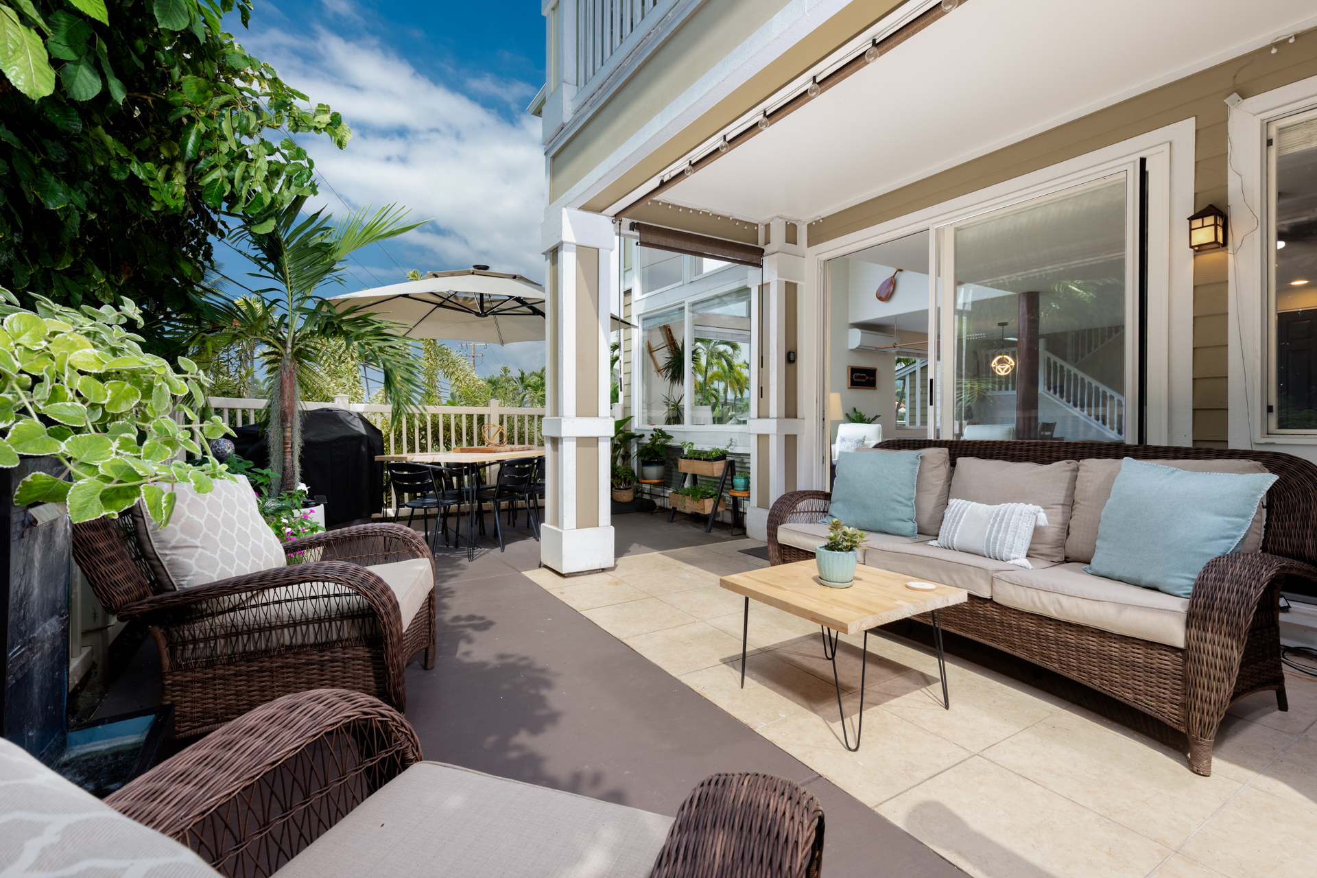 75-6009 Alii Drive, Unit A4 Kailua-Kona, HI 96740 - Photo 2 of 27 a outdoor living space with furniture