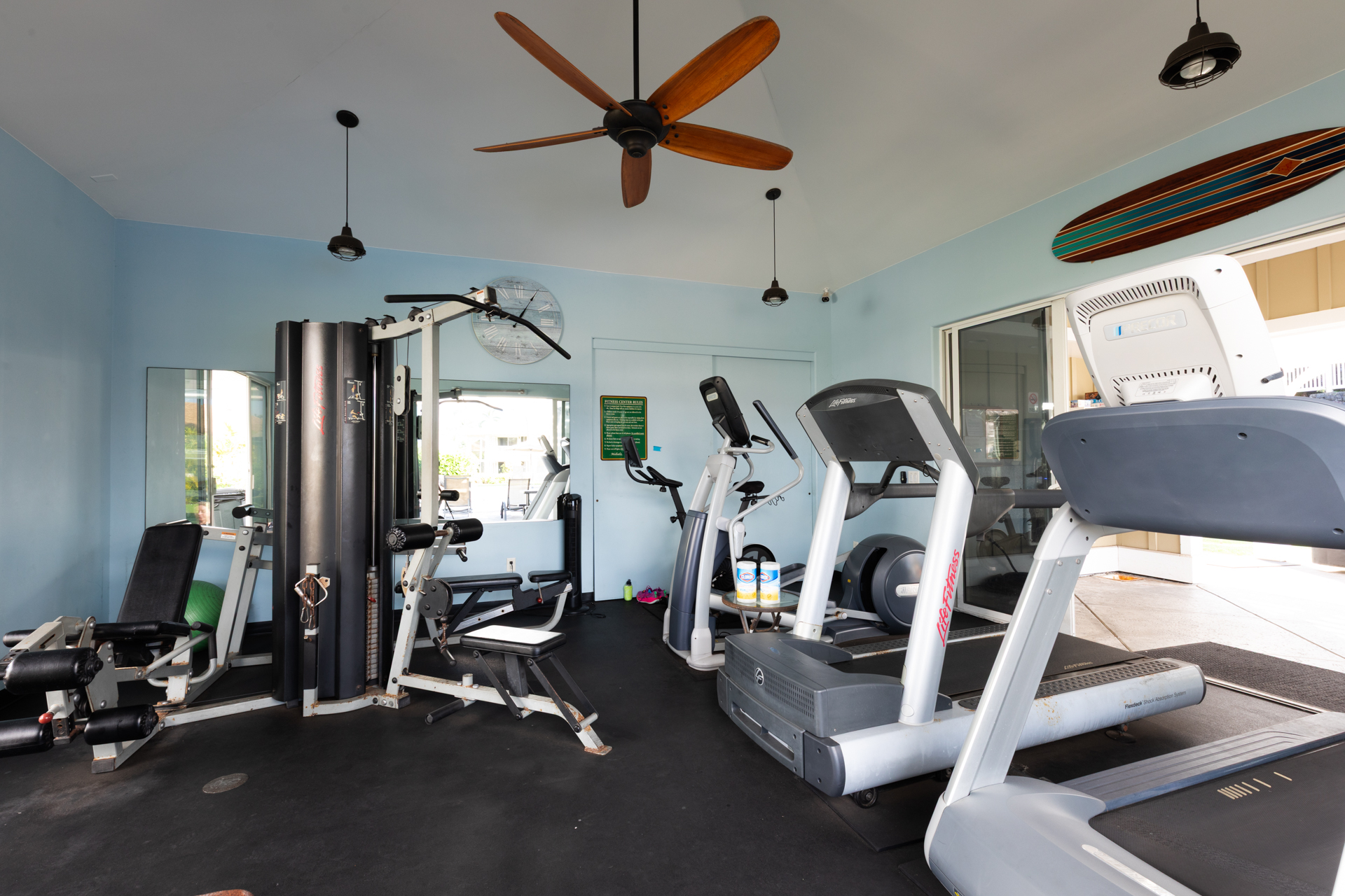 75-6009 Alii Drive, Unit A4 Kailua-Kona, HI 96740 - Photo 25 of 27 a view of a room with gym equipment