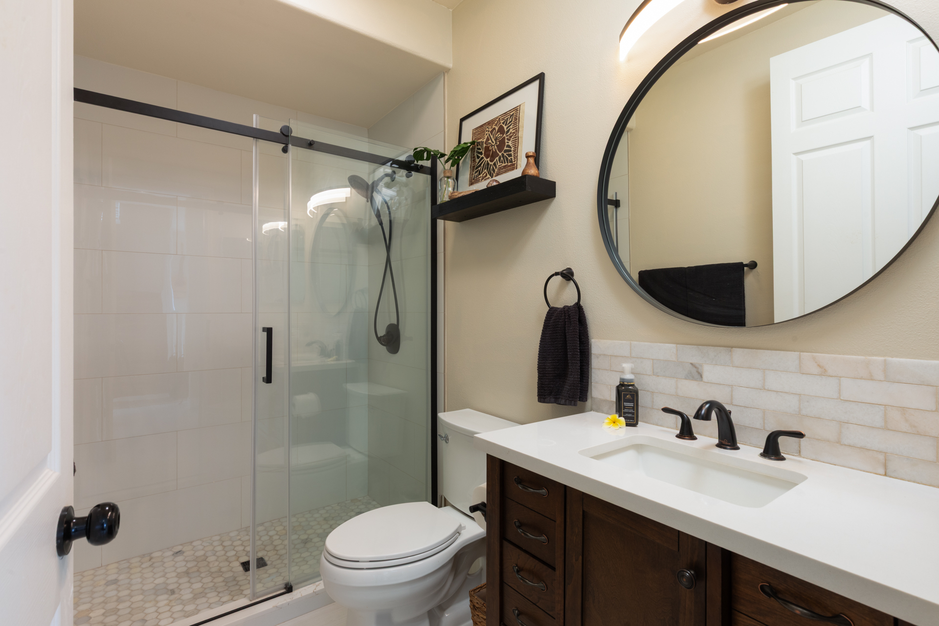 75-6009 Alii Drive, Unit A4 Kailua-Kona, HI 96740 - Photo 26 of 27 a bathroom with a sink toilet and shower