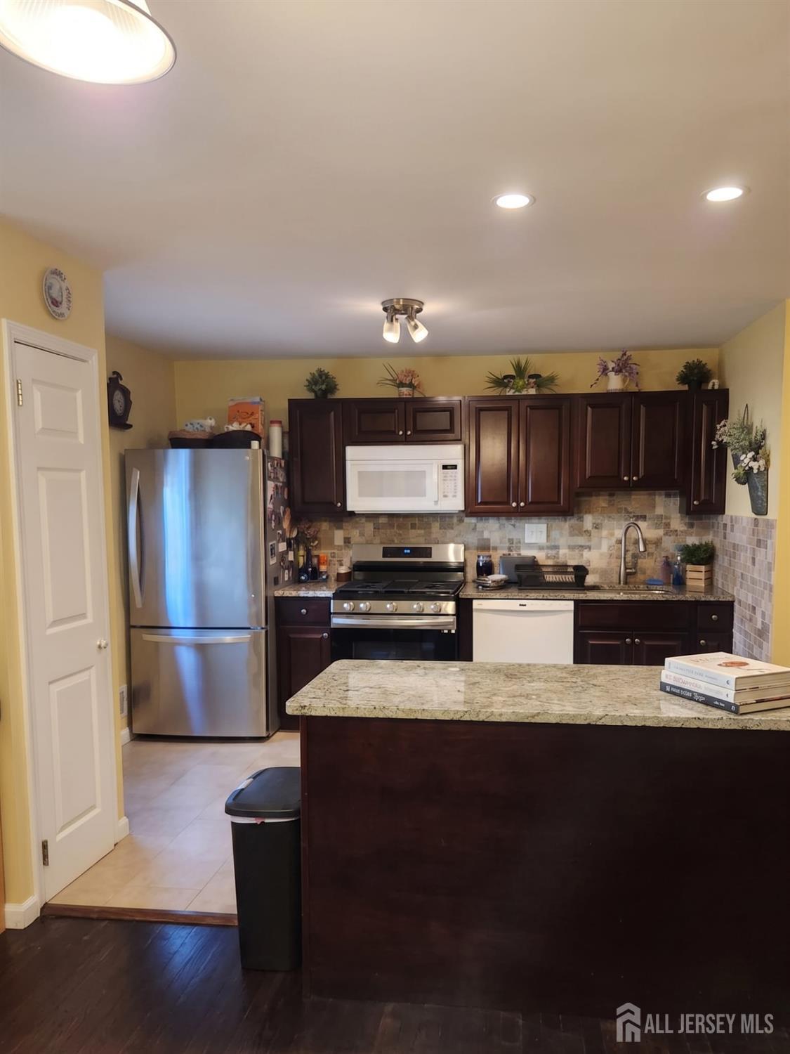 344 High Street Perth Amboy, NJ 08861 - Photo 3 of 34