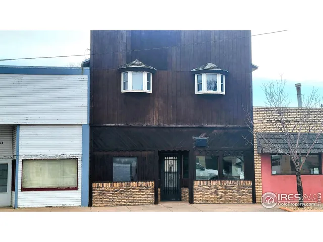 a black and white photo of a building