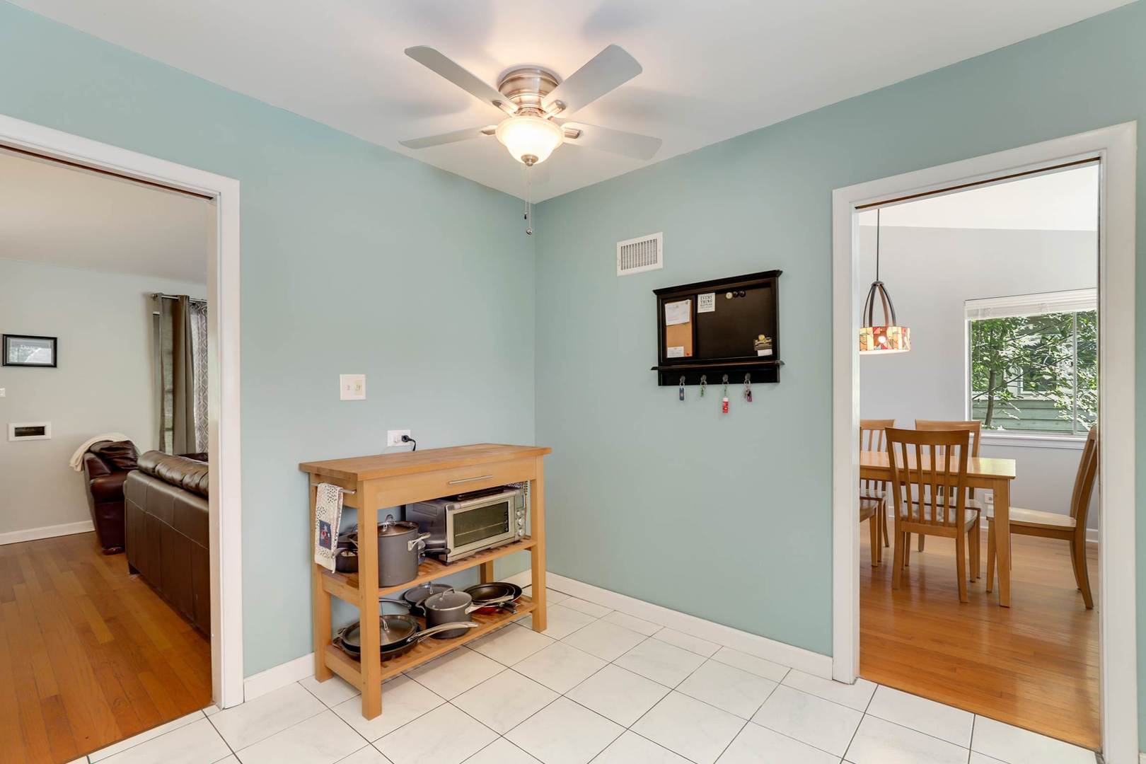 3906 Wolf Road Western Springs, IL 60558 - Photo 13 of 33 a living room with furniture and a flat screen tv
