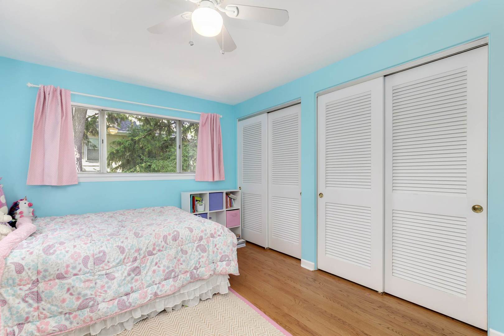 3906 Wolf Road Western Springs, IL 60558 - Photo 16 of 33 a bedroom with a large bed and a window