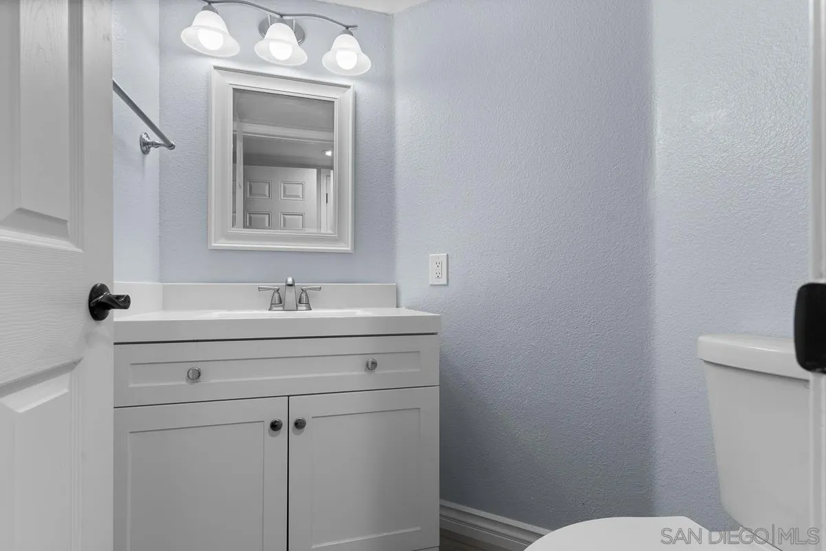 13948 Carmel Ridge Road San Diego, CA 92128 - Photo 12 of 26 a bathroom with a toilet a sink and mirror